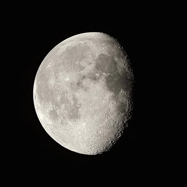 Gibbous Evresinde Karanlık Bir Gökyüzünün Üzerinde — Stok fotoğraf