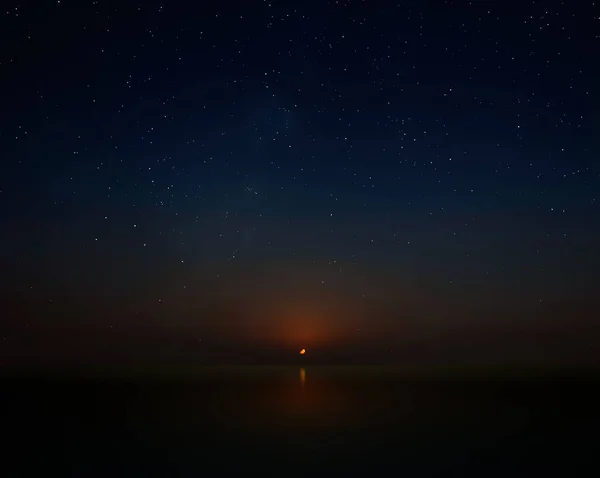 Lua Crescente Sobre Águas Calmas — Fotografia de Stock