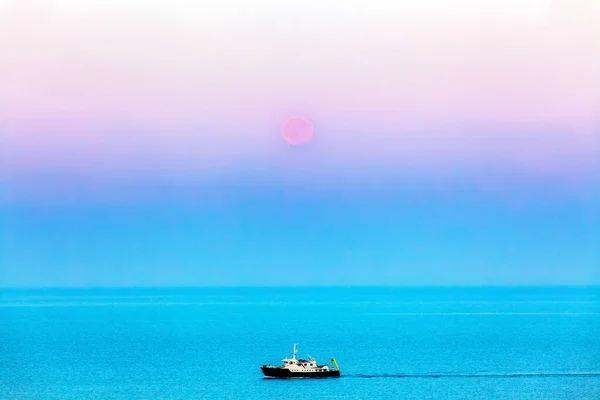 Fullmåne Och Fisketrålare — Stockfoto