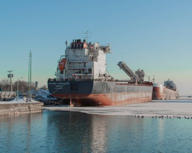 Donmuş göl ve eski kargo gemisi