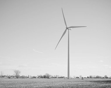 Siyah ve beyaz açık bir günde rüzgar türbini