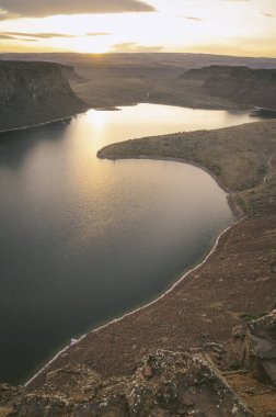 Doğu Washington 'daki Dusty Gölü' nün üstündeki bir uçurumun manzarası