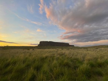 Gün batımında pembe bulutlu buharlı kayık