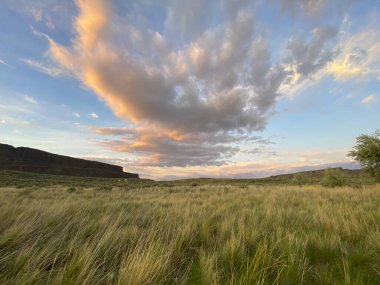 Doğu Washington çölünde gün batımında bulutlar