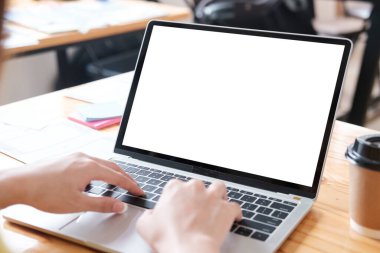 Bilgisayar laptopu kullanarak el kesmek. Grafik görüntüleme için boş ekran bilgisayar bilgisayarı.