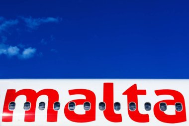 LUQA, MALTA - SEP 29 - AirMalta Airbus A320 9H-AEN 29 Eylül 2012 tarihinde Malta Uluslararası Hava Gösterisi 'nin 20.