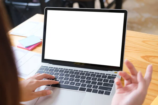 Beskär Händer Med Hjälp Datorn Laptop Tomma Skärmen Dator Bärbar — Stockfoto