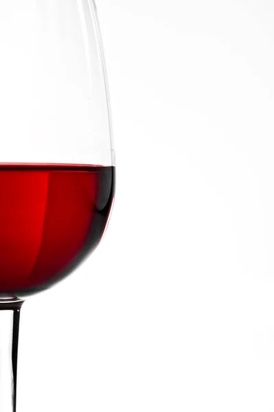 Copo Vinho Com Vinho Tinto Sobre Fundo Branco Liso — Fotografia de Stock