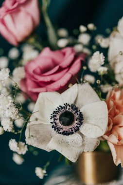 Bahar çiçeği düzenlemesini, tepe örtüsüne karşı kapat