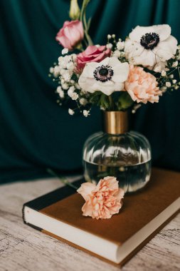 Renkli bahar çiçek aranjmanı.