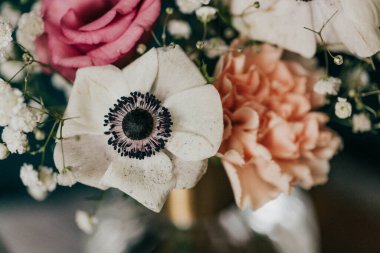 Tuğla örtüsüne karşı bahar çiçek aranjmanını kapat