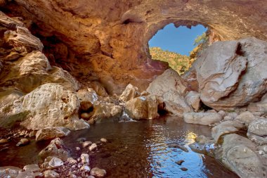 Köprünün altındaki kemer mağarası Tonto Doğal Köprüsü Eyalet Parkı Arizona.