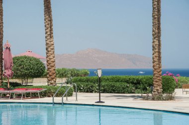 Kızıl Deniz manzarası ve Mısır 'da bir otel havuzu.
