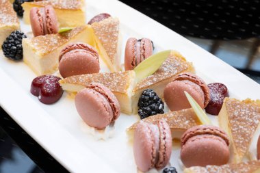 Düğün salonunda renkli bir tatlı büfesi.