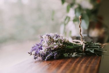 Tahtadaki çuval bezi ipiyle bağlanmış lavantanın yan görünümü