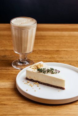 Kahve dükkanının içinde kahve ve tatlı var.