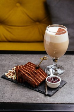 Kahve dükkanının içinde kahve ve tatlı var.