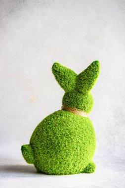 Beton zeminde yeşil çimlerle kaplı tavşanlı Paskalya konsepti