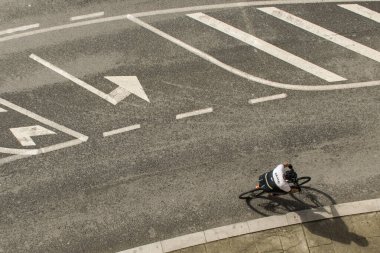 Bisikletçi pistte giderken yerde tabelalar vardı.