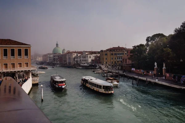 Passagierboote Auf Dem Kanal Von Venedig — Stockfoto