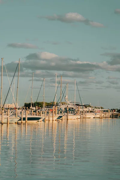 Yachthafen Sonnenuntergang Wolken Himmel Schöne Szene Boote — Stockfoto