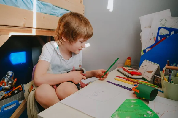 6岁的男孩在家里的房间里画画 — 图库照片