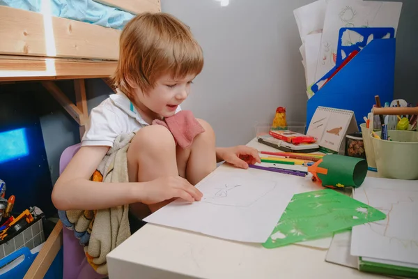 6岁的男孩在家里的房间里画画 — 图库照片