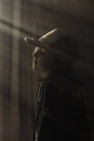 Девушка Солнечных Лучах Шляпе — стоковое фото