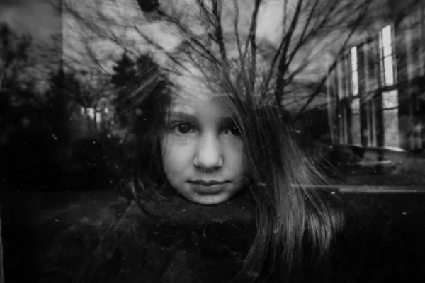 Дівчина Вікні Деревом — стокове фото