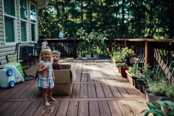 Small Girl Boy Playing Box Porch Plants — Stock Photo, Image