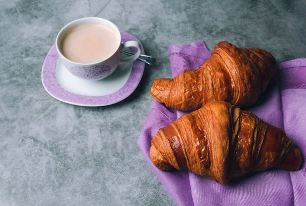 Frische Croissants Und Eine Tasse Kaffee Auf Dunklem Marmorhintergrund — Stockfoto