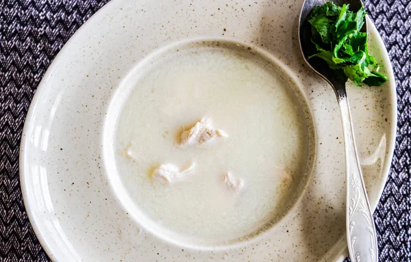 Traditionelle Georgische Hühnersuppe Chikhirtma Serviert Keramikschüssel Mit Korianderkraut — Stockfoto