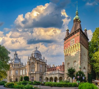 Budapeşte, Macaristan 21.08.2021. Macaristan 'ın Budapeşte kentindeki Vajdahunyad Şatosu güneşli bir yaz sabahında