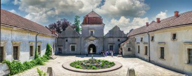 Svirzh, Ukrayna 10.07.2021. Ukrayna 'nın Lviv bölgesindeki Svirzh Kalesi güneşli bir yaz gününde