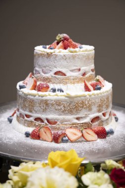 Düğün pastası düğün resepsiyonunda kullanılır.