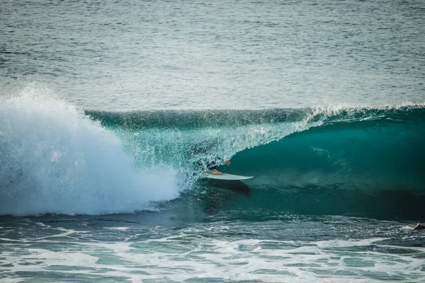 Surfer Ένα Τέλειο Κύμα Βαρέλι — Φωτογραφία Αρχείου