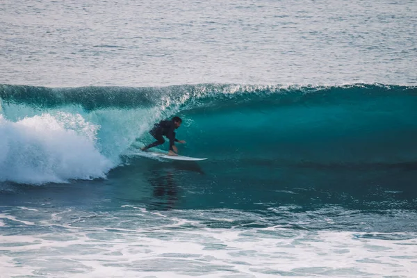 Surfer Ένα Τέλειο Κύμα Βαρέλι — Φωτογραφία Αρχείου