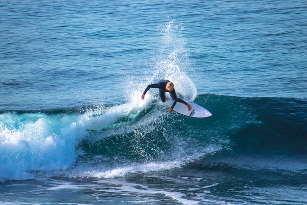 Surfer Ιππασία Ένα Κύμα Στην Ericeira Πορτογαλία — Φωτογραφία Αρχείου