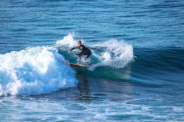Surfista Fazendo Uma Manobra Uma Onda — Fotografia de Stock
