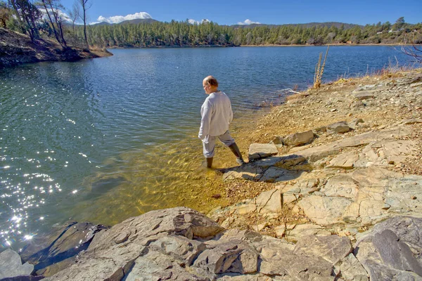 リンクス湖に足を踏み入れる男 — ストック写真