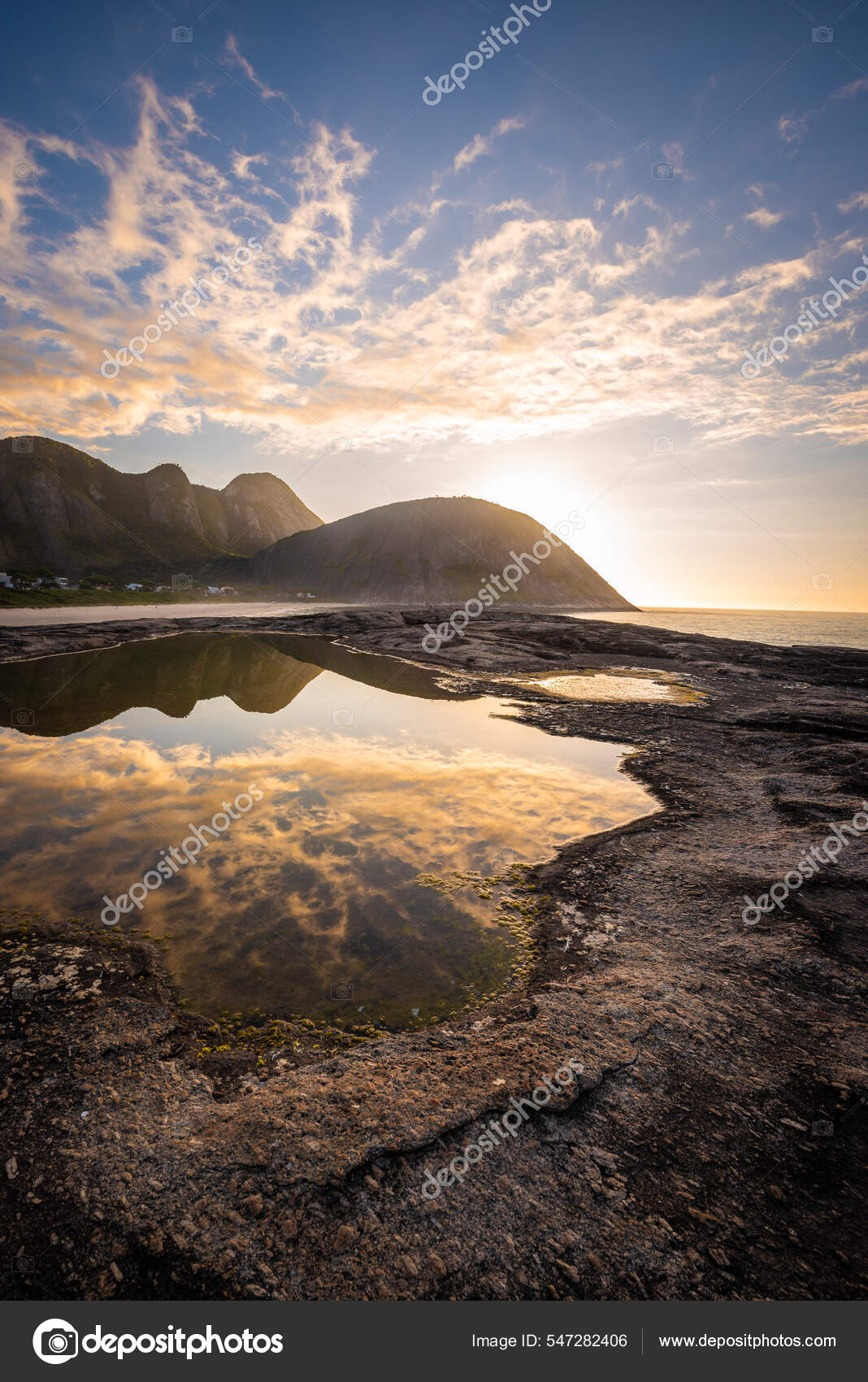 Hermosa Vista Amanecer Playa Salvaje Con Espejo Piscina Agua Que — Foto de  stock #547282406 © Cavan, image size:1068x1700