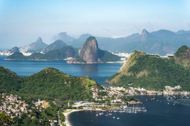 Güzel okyanus manzarası ve yeşil yağmur ormanları Parque da Cidade, Niteri, Rio de Janeiro, Brezilya 