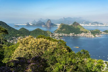 Güzel okyanus manzarası ve yeşil yağmur ormanları Parque da Cidade, Niteri, Rio de Janeiro, Brezilya 