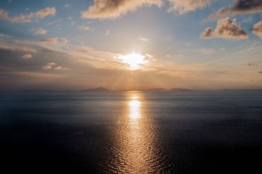 Adanın üzerinde kasvetli gün batımı