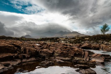 Nehirden manzara, cuilin tepeleri