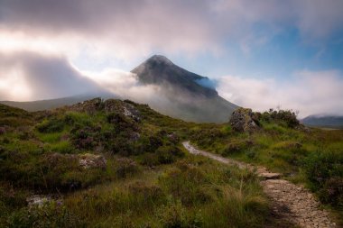 Bulutlardan yükselen dağ