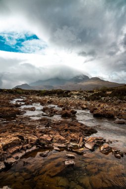Nehirden manzara, cuilin tepeleri