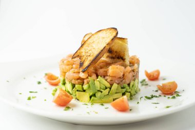 Nefis bir gurme somon ve avokado tartartarı.