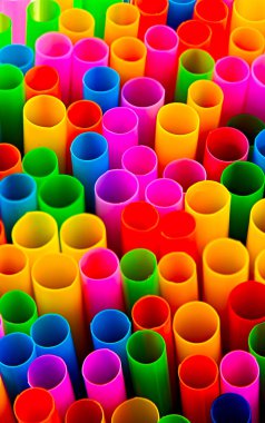 Çok sayıda içme pipetini gösteren soyut renkli resim