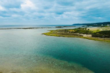 Japonya 'da mercan resiflerinin mavileri okyanus kıyısı insansız hava aracı yakalıyor.